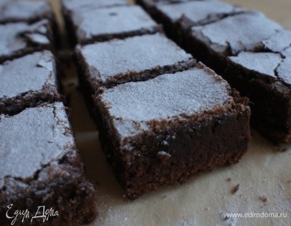 Готовые брауни остудить в форме при комнатной температуре.

Остывшие брауни извлечь из формы, нарезать на квадраты, по желанию посыпать сахарной пудрой и подавать.
