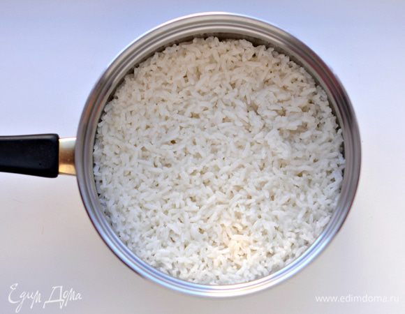 Положить рис в кастрюльку, налить воду. Довести рис под крышкой до кипения (на среднем огне). Потом огонь убавить до минимума и варить примерно 10 минут, пока не впитается вся вода. Крышку открывать нельзя. Снять с огня. Дать постоять еще 10 минут не открывая крышки. 
Рисовый уксус слегка подогреть, добавить соль и сахар. Размешать. 
Влить уксусную смесь в рис. Перемешивать нельзя, только переворачивать деревянной лопаткой.