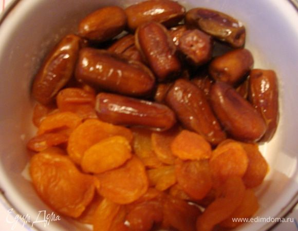 Сухофрукты залить теплой водой, дать разбухнуть и обсушить в полотенце.