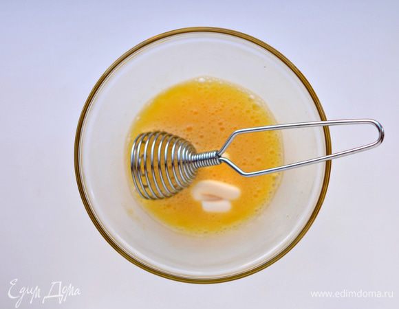 Добавить майонез, взбить.