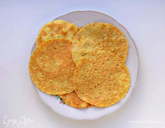 Выпечь маленькие блинчики на раскаленной, смазанной растительным маслом сковороде.