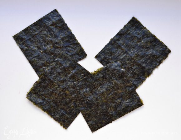 Листы нори разрезать на 4 части.