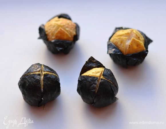 Вынуть шарик из целлофана, перевернуть. Сделать крестообразный надрез, развернуть лепестки. 