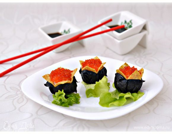 В серединку положить красную икру.