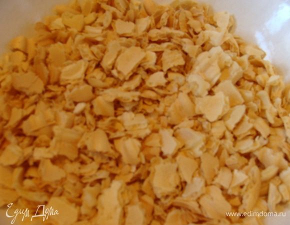 Две упаковки измельчить руками, чтобы не очень мелко получилось.