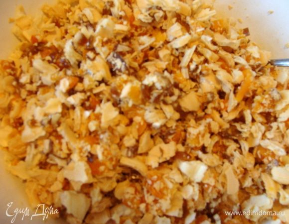 Смешать с сухофруктами.