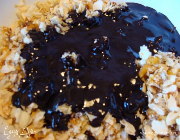 Шоколадные капли растопить с маслом и сливками (у меня все постное). Жидким шоколадом залить сухую смесь и как следует все перемешать.