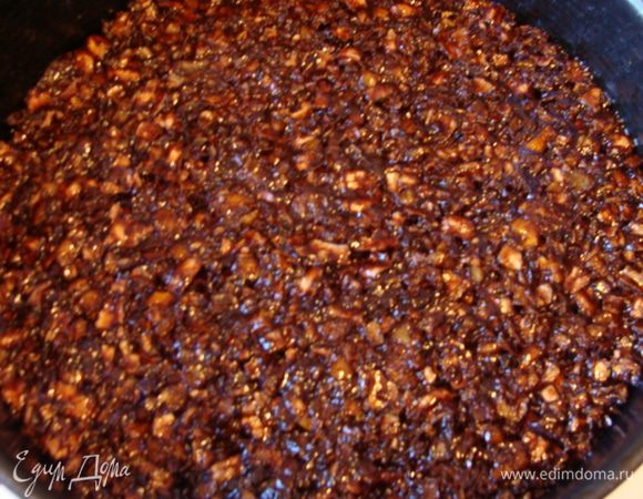 Раземную форму смазать растительным маслом, выложить получившуюся массу и хорошо придать ложкой.