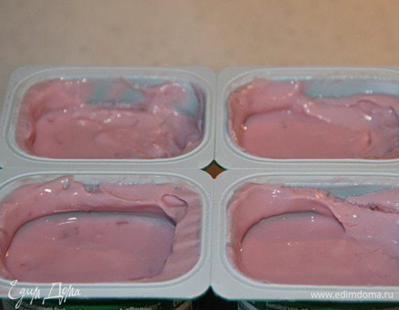 Йогурт открыть и переложить в глубокую чашку.