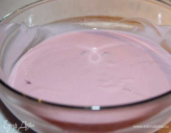 Когда желатин набухнет, распустить его на водяной бане и смешать с йогуртом.
