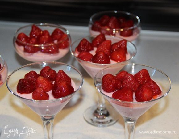 Смесь йогурт-желатин разложить в креманки и поставить в холодильник примерно на 30 минут. Когда смесь станет плотной, украсить клубникой.