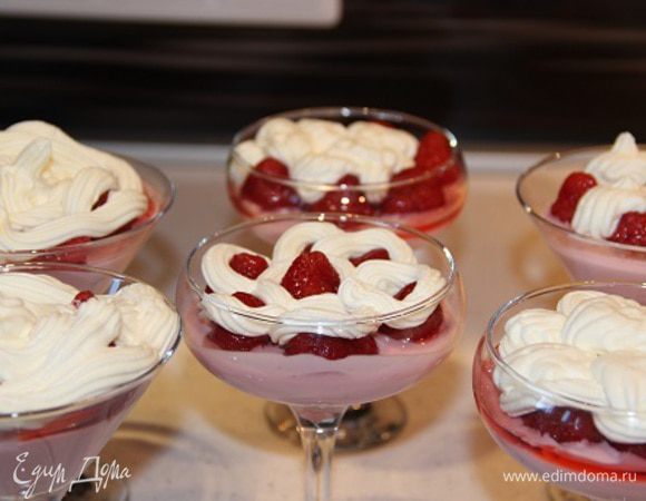 Сливки взбить с сахаром и сделать красивую шубку для клубники.

Приятного наслаждения!