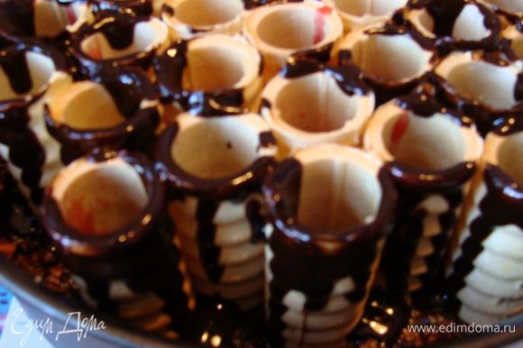 Растопить дополнительный шоколад и полить им трубочки сверху (для декора).