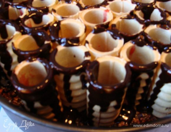 Растопить дополнительный шоколад и полить им трубочки сверху (для декора).