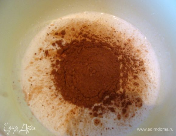 Взбить сливки (у меня сладкие на растительной основе) с ванилином и какао.