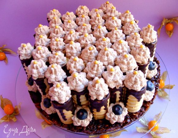 Заполнить им трубочки до конца и использовать для декора.
Еще я использовала несколько ягод голубики и золотые шарики.