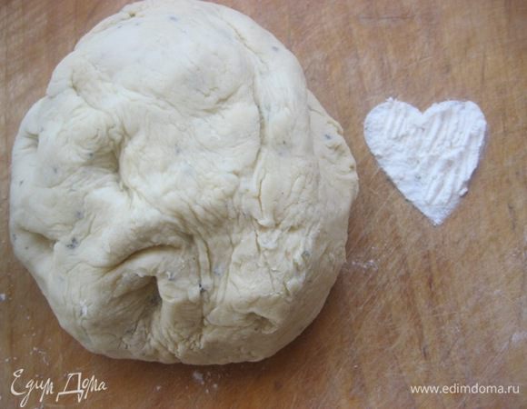 Сложить тесто в миску и прикрыть полотенцем.
Убрать в теплое место на 1 час.