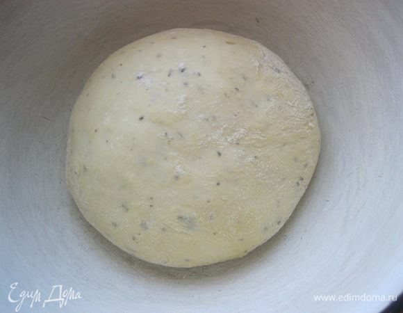 Подошедшее тесто обмять.