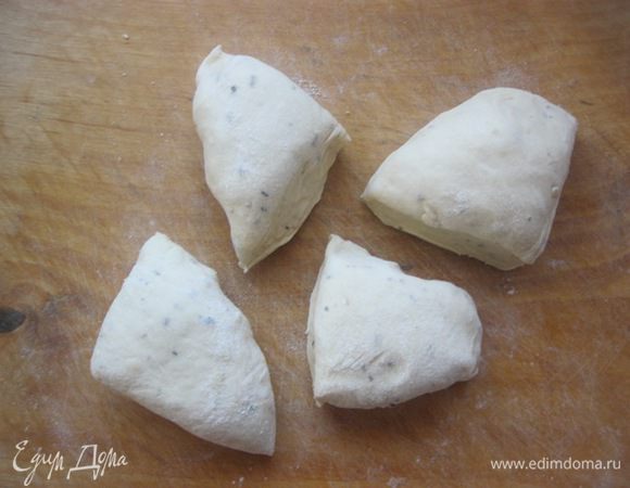 Разделить на четыре части.
Прикрыть полотенцем и оставить на 15 минут.