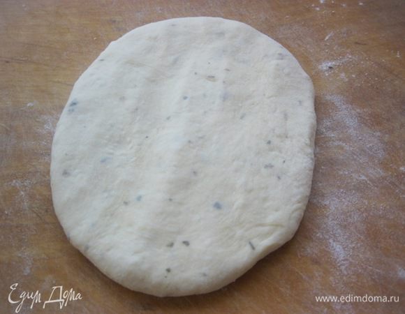 Каждую часть раскатать в продолговатую лепешку - длиной 10 см и шириной - 8 см.