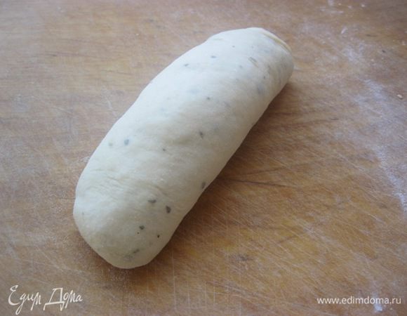 Сформировать брусочки, подвернув края вовнутрь.