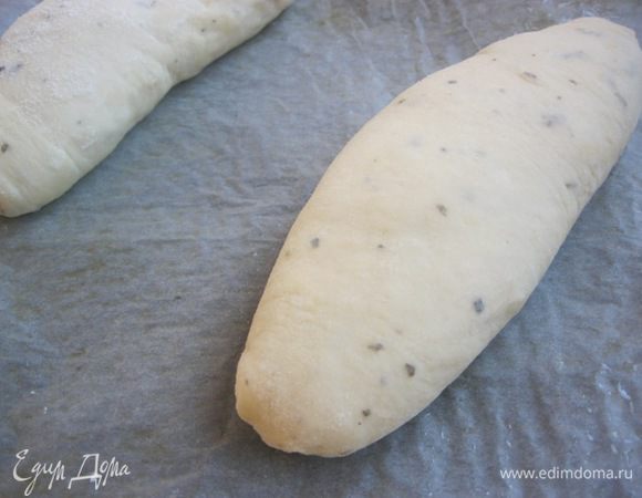 Перенести булочки на противень и опять оставить на расстойку, на 20-25 минут.