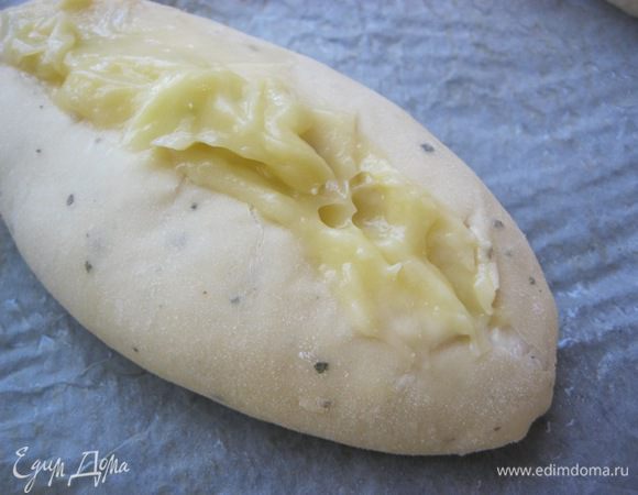 Сделать в булочках продольный разрез и выложить в каждую булочку остывшее чесночное масло.
Выпекать в разогретой ( до 170 С) духовке 15-20 минут.
В конце присыпать сушеной петрушкой.