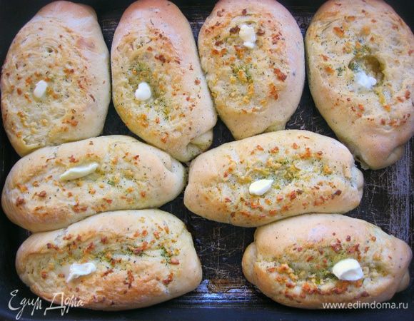 По желанию на готовые горячие булочки положить по 1-2 кусочку сливочного масла, дать остыть.
*фотография - со второй партии булочек, пекла в форме, без п/бумаги, результат порадовал больше.