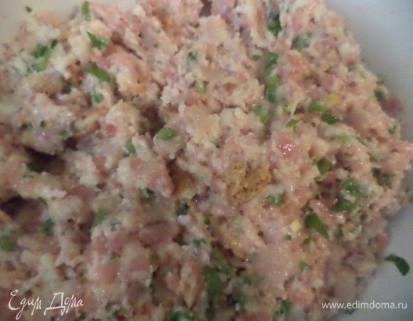 С батона снять корку, размочить мякиш в молоке, затем жидкость отжать.
Лук очень мелко нарезать, перемешать с куриным фаршем, добавить батон, посолить и поперчить, добавить измельчённую зелень, перемешать.