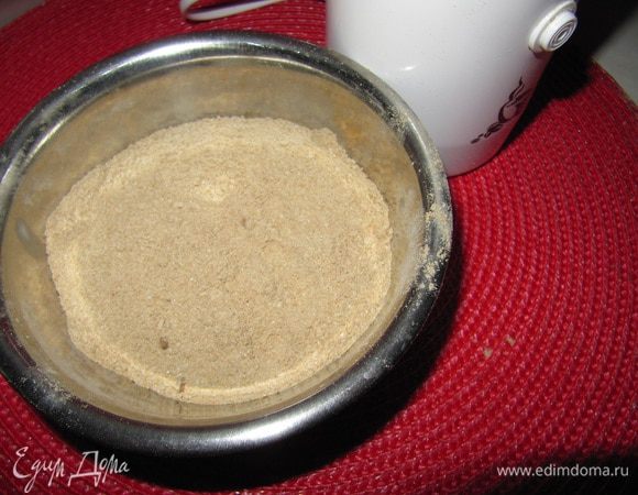 Гречку перемолоть в кофемолке до состояния муки.