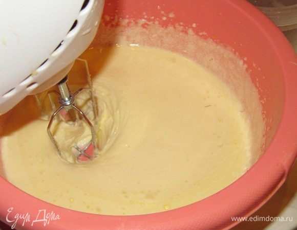 Взбейте в густую пену желтки с теплой водой и сахаром.