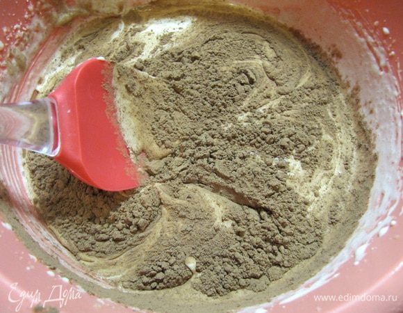 Добавьте соль, какао.