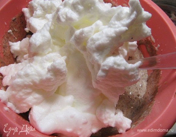 Прибавьте белки, взбитые в крепкую массу.