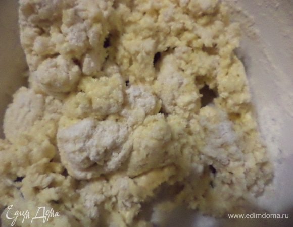 Миндаль измельчить в блендере в муку.
Размягчённое сливочное масло (200 гр ) взбить с яйцами, добавить миндаль, сахар, лимонный сок и муку, перемешать, замесить тесто.
Из теста сформировать 2 колбаски, диаметром около 5 см, завернуть в плёнку и убрать на 2 часа в холодильник.