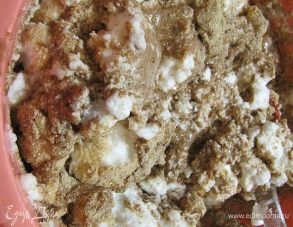 Всыпьте гречишную муку с разрыхлителем и все аккуратно подмешайте резиновой лопаткой.