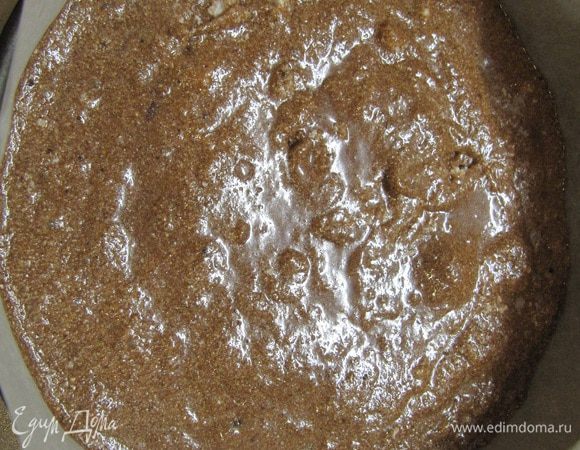 Бисквитную массу выложите в форму, покрытую бумагой, и выпекайте в нагретой духовке при температуре 175 градусов в течение 40 минут.