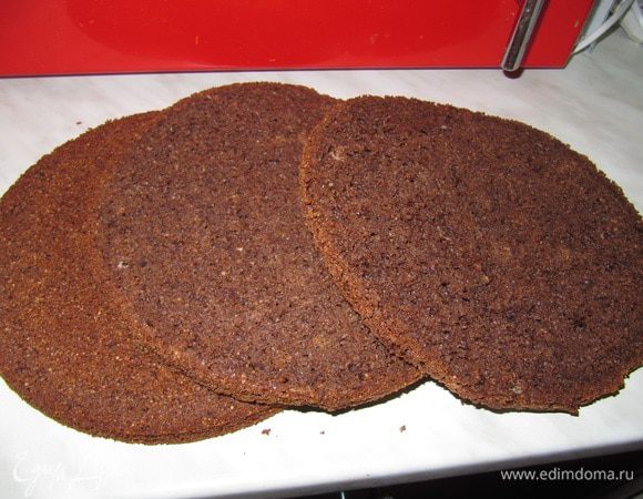 Выпеченный бисквит остудите и разрежьте горизонтально на три коржа.