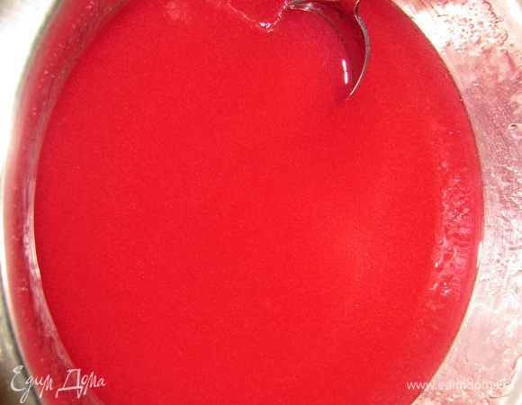 Разведите агар-агар в брусничном компоте и оставьте на 15 минут. Затем поставьте жидкость с агар-агар на огонь и постоянно помешивая, доведите до кипения. Когда он растворится полностью, снимите жидкость с огня.