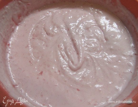 Как только компот начнет загустевать, соедините его со сливками взбитые в крепкую пену с сахарной пудрой.