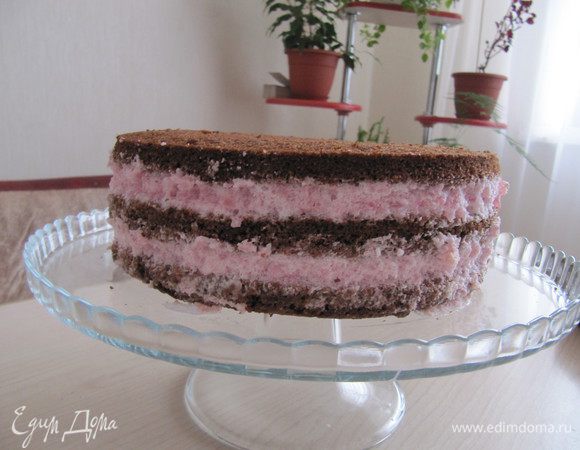 Сборка торта. Возьмите форму кольцо,положите один корж. Намажьте ягодно-сливочную массу, положите второй корж, также намажьте кремом, накройте третий корж. Поставьте торт в холодное место на несколько часов. Далее осторожно снимите кольцо с торта.