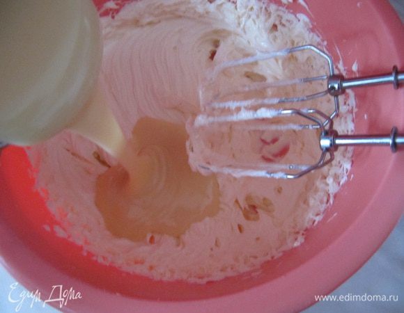 Взбейте масло до бела (3-5 минут). Масло и сгущенка должны быть комнатной температуры. Затем тоненькой струйкой, не прекращая взбивания, влейте сгущенку.