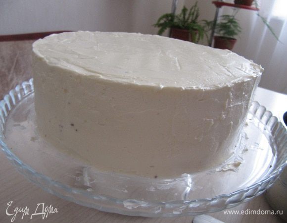 Смажьте кремом верх и края торта. Торт должен быть ровным.