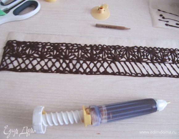 Для кружевного шоколадного воротника и верх торта. Растопите шоколад на водяной бане. Нарисуйте узор на пергаментной бумаге. Переложите растопленный шоколад в бумажный рожок или в специальный кондитерский карандаш, обведите шоколадом контуры рисунка, дайте чуть остыть.