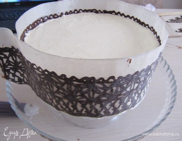 Нанесите бумагу на торт.