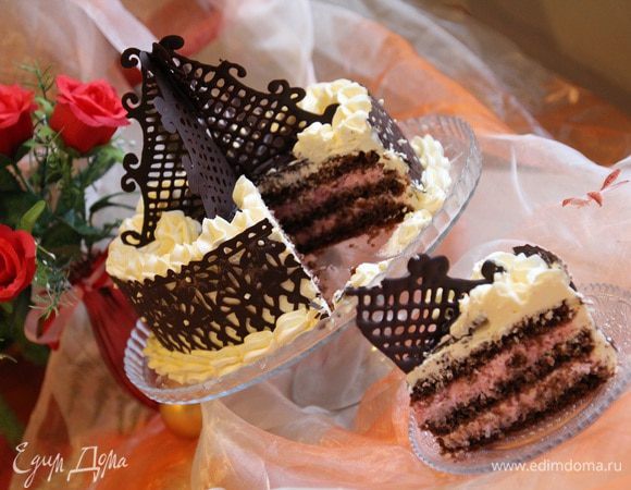 В центре установите украшение из треугольников, украсьте завитками из сливочного крема.