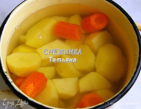 Для  «колобков» чистим картофель и морковь, нарезаем крупными кусочками и варим до готовности. Вес картофеля и моркови в нечищеном виде.