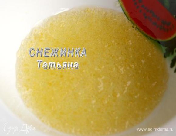 В это время сделаем морковно-сливочную «подушку». Желатин заливаем водой, оставляем набухнуть. Столовые ложки желатина я беру без горки!