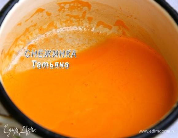 Морковь чистим, выдавливаем из неё сок (я воспользовалась соковыжималкой). Из данного количества моркови получилось 180 мл сока. Добавляем к морковному соку сливки, ставим на огонь, доводим до кипения. Оставляем в сторону. По необходимости добавьте соль и сахар, но я не добавляла, когда попробовала, мне всего хватило. Желатин «распускаем» на водяной бане, но закипеть не даём. Через ситечко вливаем желатин в горячую, но уже не сильно, сливочно-морковную массу. Перемешиваем. Выливаем в плоское блюдо или контейнер и отправляем в холодное место застывать. Сначала я поставила на балкон, чтобы масса остыла, затем убрала в холодильник.