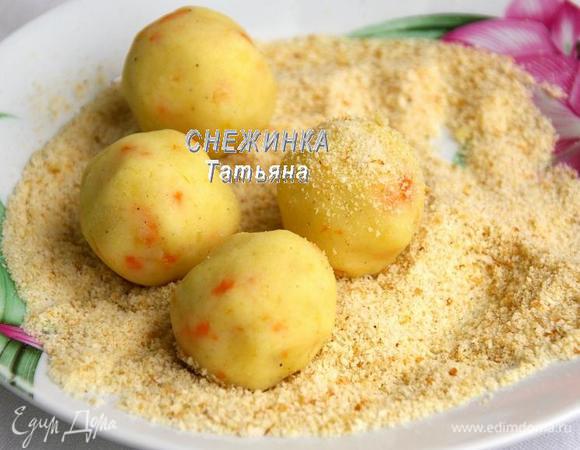 Когда картофельная масса остыла, добавляем растительное масло и хорошо вымешиваем, можно руками, масса станет однородной, пластичной. Формируем «колобки». Обсыпаем их панировочными сухарями. Именно обсыпаем, а не обваливаем, так удобней, и шарики не деформируются, и лишние сухари не прилипнут.