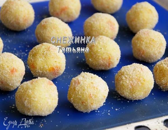 Выкладываем «колобки» на противень, смазанный слегка растительным маслом. Если используете силиконовый коврик, как и я, то смазывать не нужно. Ставим запекаться в разогретую до 220С духовку на 15-18 минут, можно поставить под гриль, чтобы «колобки» быстрее зарумянились.